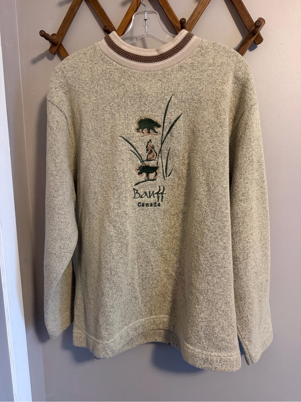Vintage Attraction Banff Canada Wildlife Embroidered Sweatshirt M